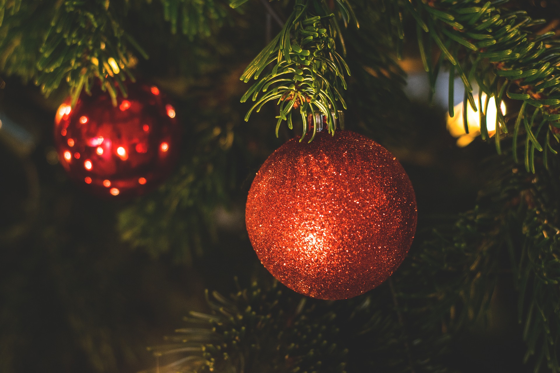 christmas ornaments red. LUM3N via Pixabay. CC0 Creative Commons